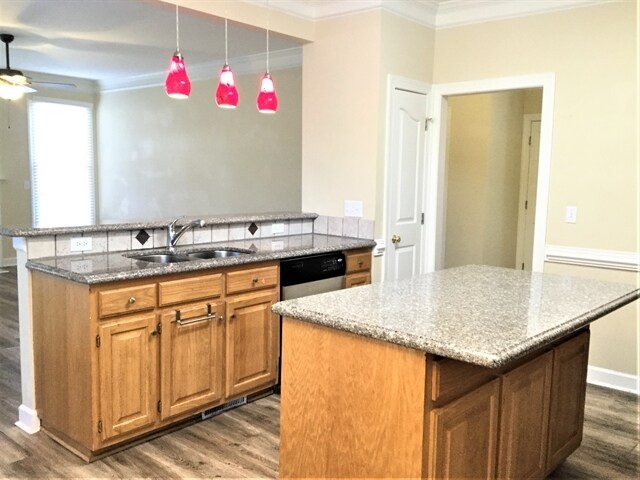 Foto del edificio - 8401 Forest Shadow Cir