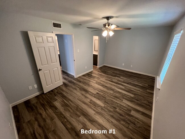 Foto del edificio - 3740 Hulen Park Cir