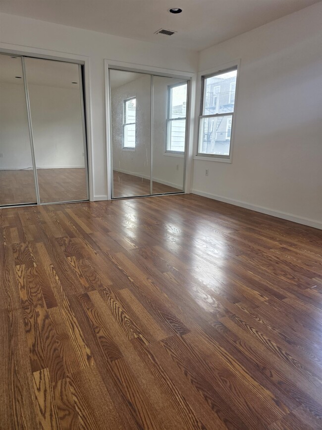 Building Photo - 72 Zabriskie St