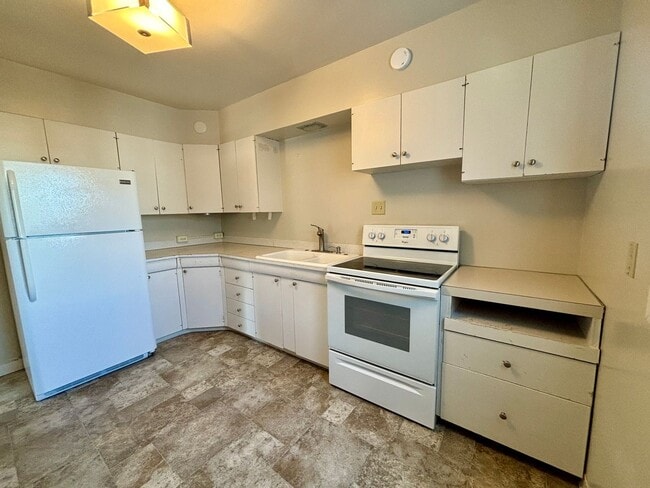 Building Photo - Pet friendly 3 bed, 2 bath Duplex - next to park, quiet neighborhood!