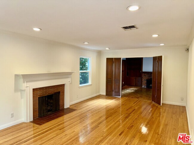 Foto del edificio - 661 Warner Ave
