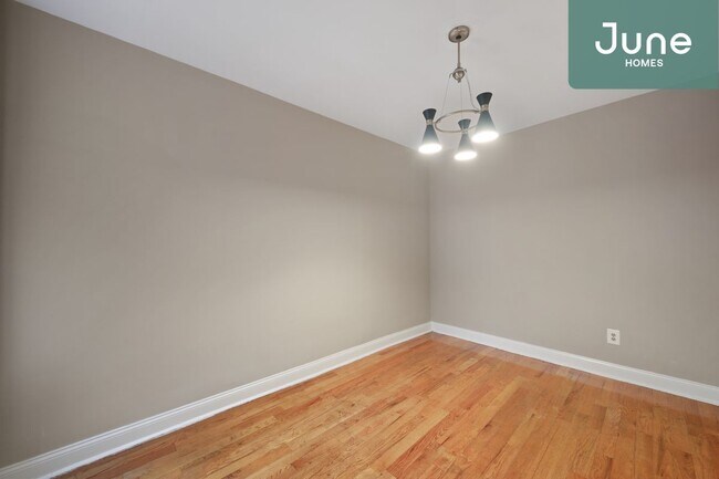 Building Photo - Queen room in 4-bed/1.0-bath Home