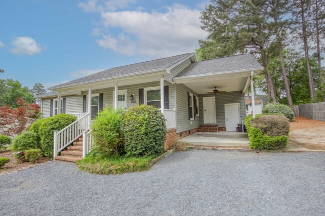 Building Photo - "Charming 3-Bedroom Home in Pinehurst with...