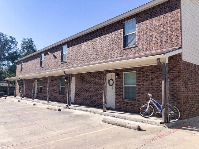 Building Photo - 585 W Pecan St