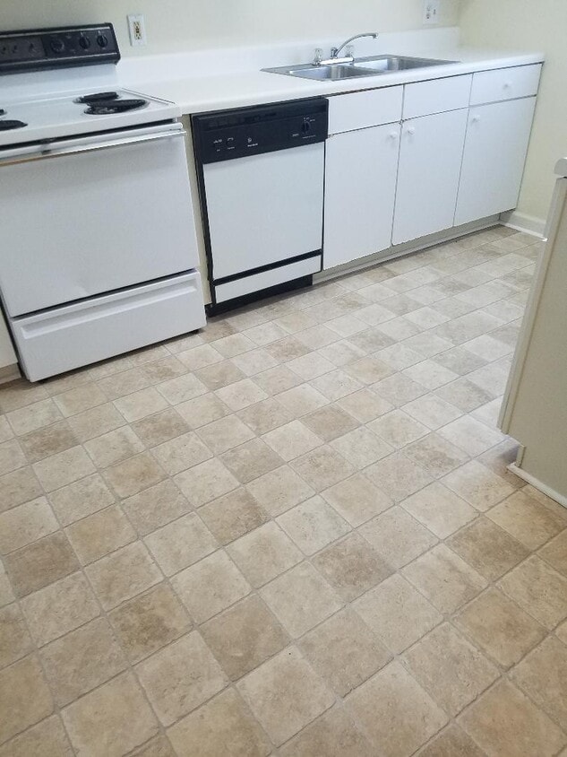 GROUND FLOOR 2 BEDROOM 2 BATH AT MYRTLE GREENS $1,300 - GROUND FLOOR 2 BEDROOM 2 BATH AT MYRTLE GREENS $1,300