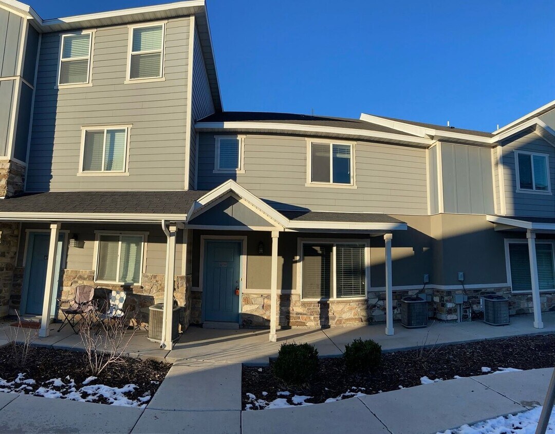 Primary Photo - Amazing 2 Story Vineyard Townhome w/ 2 Car...