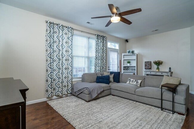 Foto del edificio - Spacious Luxury Townhome! Outstanding Location!