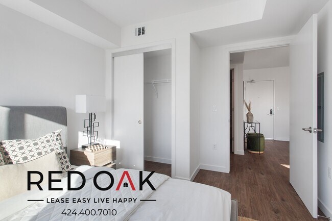 Building Photo - 1011-1013 Everett St-B-207