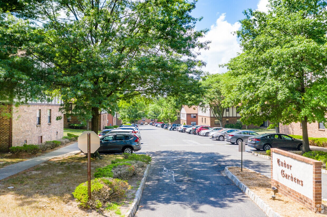 Tudor Gardens Wayne Review: Why Its a Great Community to Live In