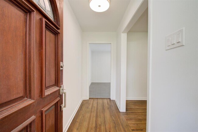 Foto del edificio - 8939 Rockhurst Dr