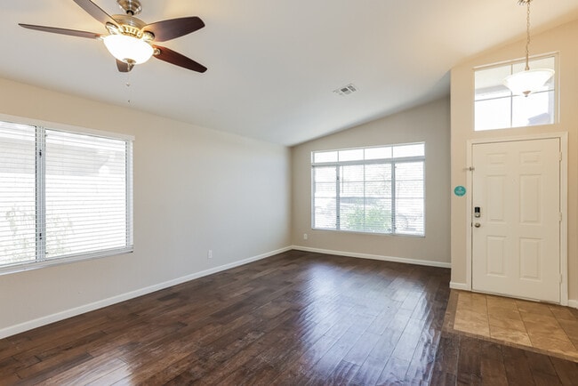 Building Photo - 3 Bedroom Home in Phoenix