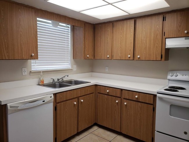 Building Photo - 2211 Conway Dr