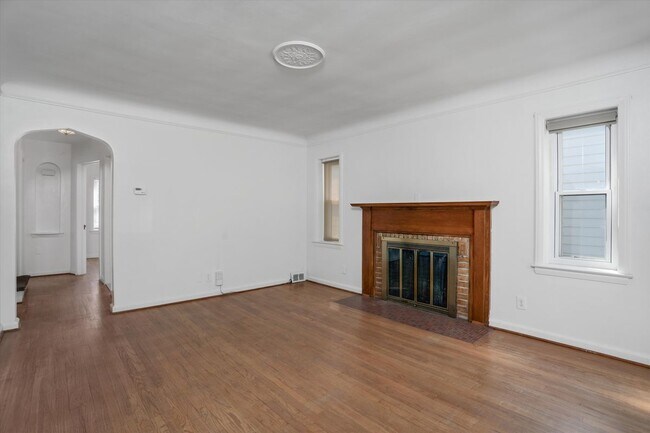 Building Photo - 1600 N Altadena Ave