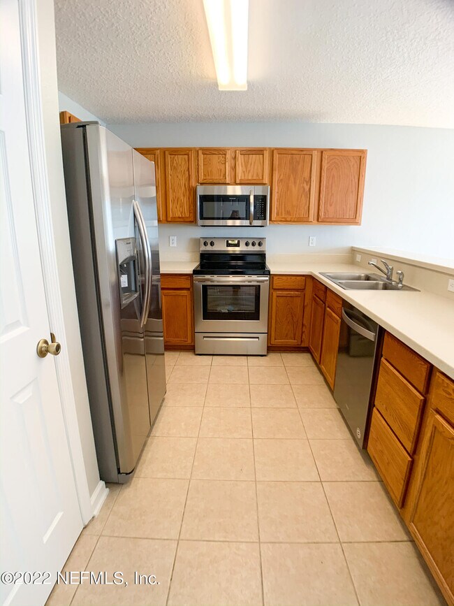 Foto del edificio - 1500 Calming Water Dr