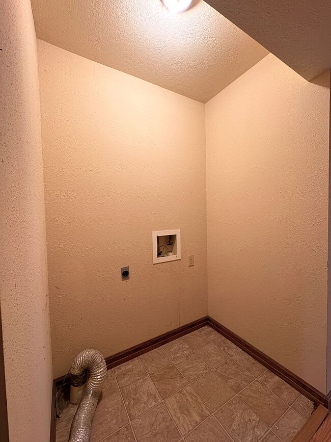 Foto del edificio - Modern & Spacious • Newly Remodeled • 2 Be...