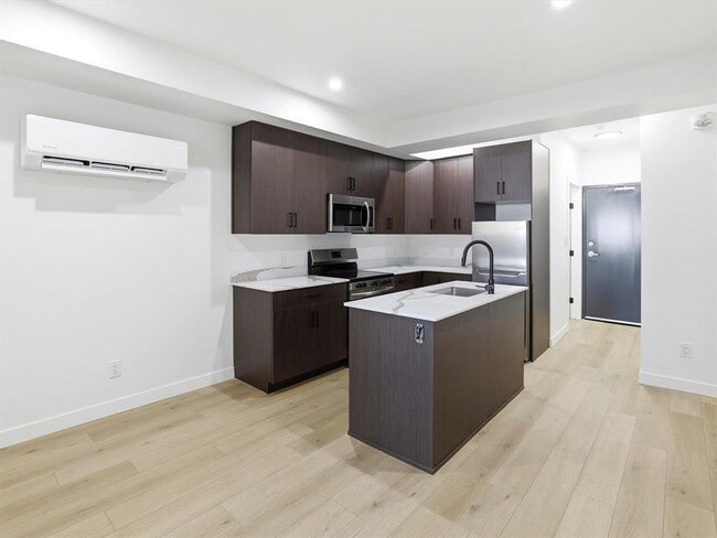 Building Photo - 129 5 Ave N