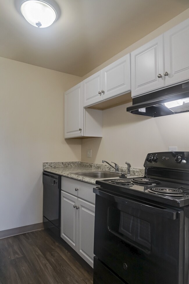 Building Photo - Six Trails Apartments - Saline, MI