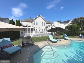 Building Photo - 513 Glenbrook Dr