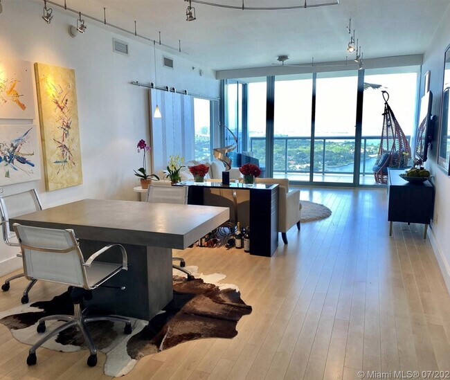 Foto del edificio - 601 NE 36th St