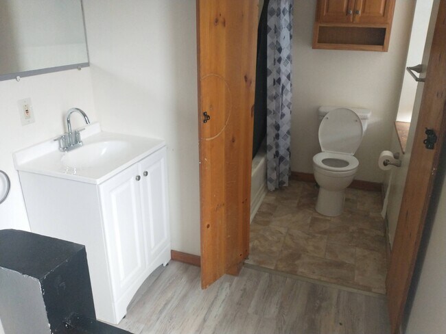Full bath. New sink - 39 Wethersfield Ave