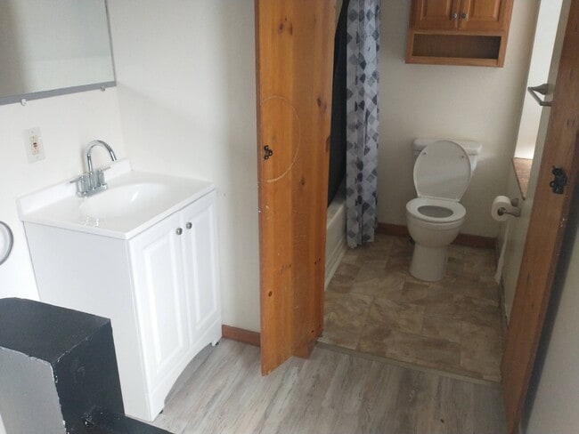 Full bath. New sink - 39 Wethersfield Ave