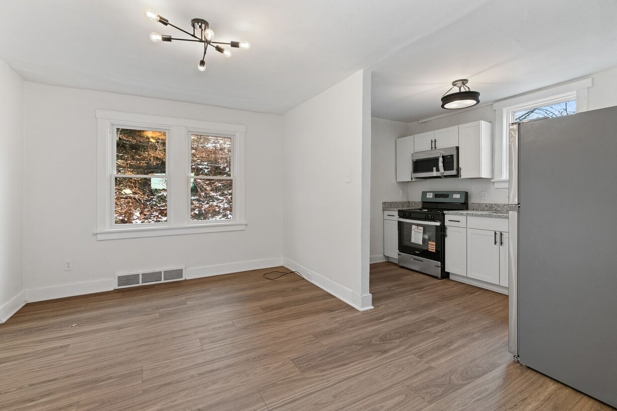 Foto principal - 7700-7704 Stanton Avenue