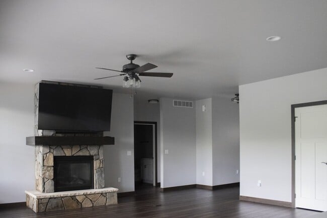 Building Photo - 3 Bedroom 2 Bathroom House For Rent!