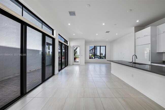 Foto del edificio - 8120 NW 43rd St