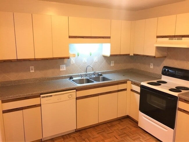 Building Photo - 200 Cove Way