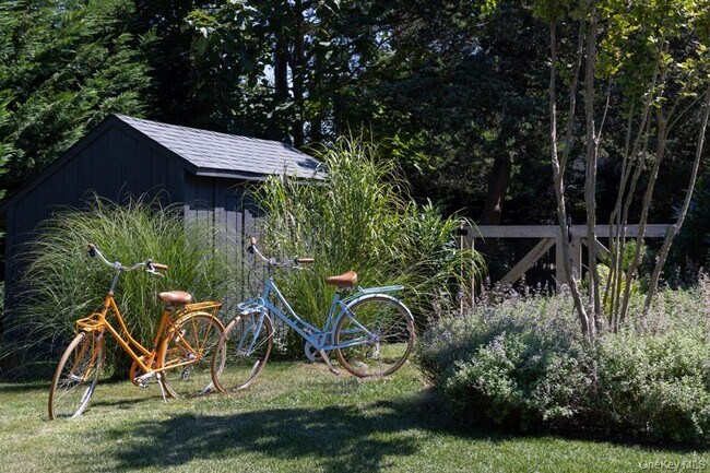 Foto del edificio - 48 Middle Pond Rd