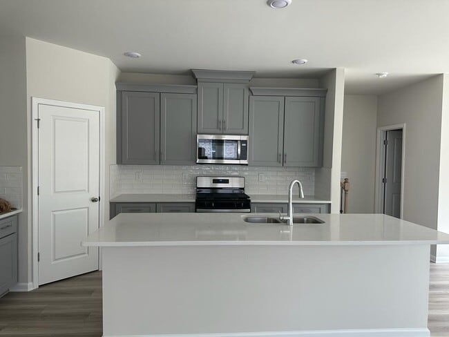 Building Photo - 1555 Villageside Ct