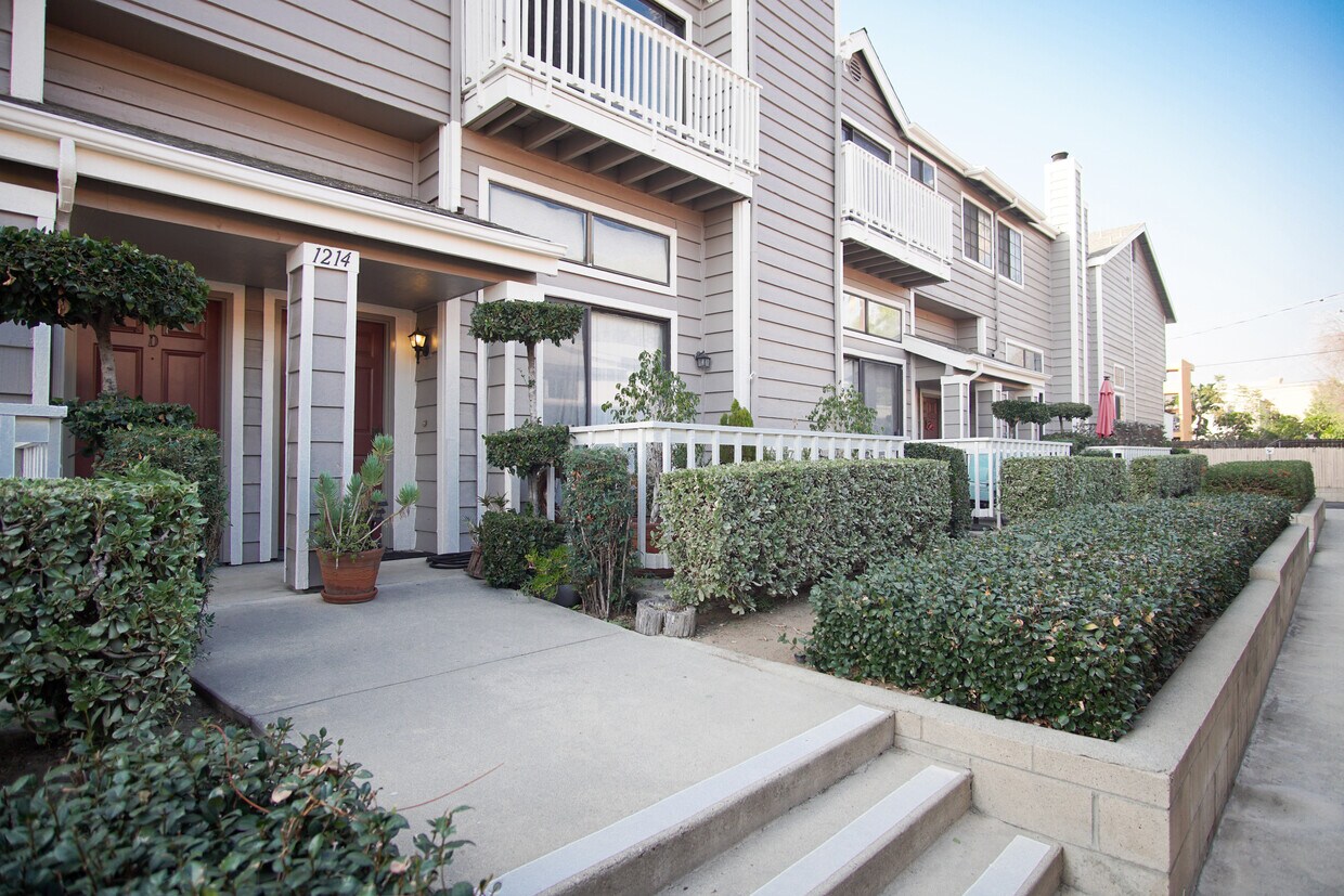 Primary Photo - 1214 S Mayflower Ave