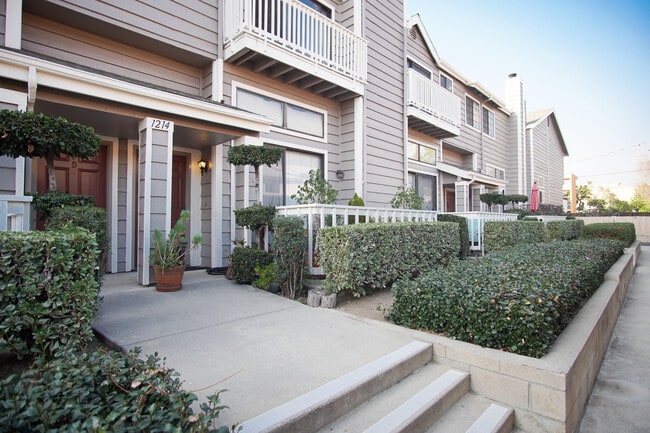 Building Photo - 1214 S Mayflower Ave