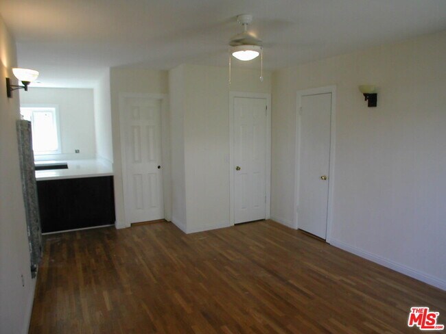 Foto del edificio - 2221 Ocean Park Blvd