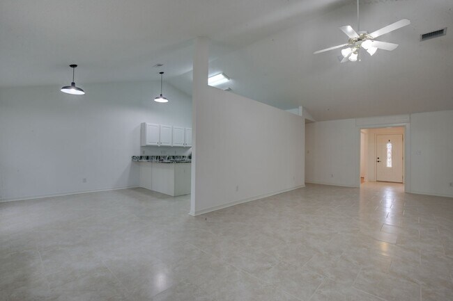 Building Photo - 4 bedroom, 2 bath brick home in Fairhope!