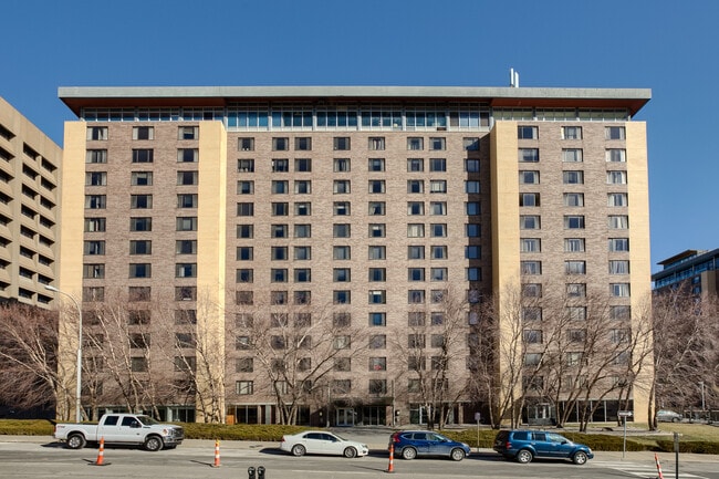 Building Photo - 600 E 8th St