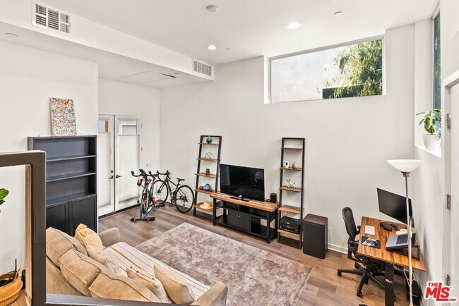 Foto del edificio - 3034 1/4 N Coolidge Ave