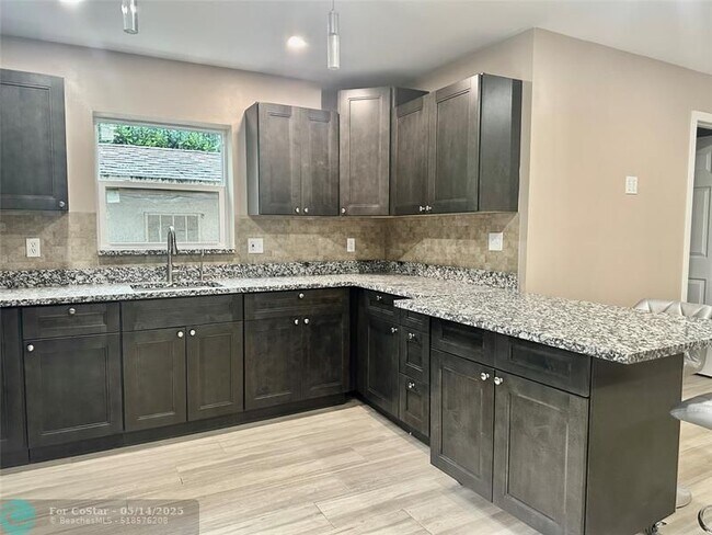 Building Photo - 1650 SW 117th Ave