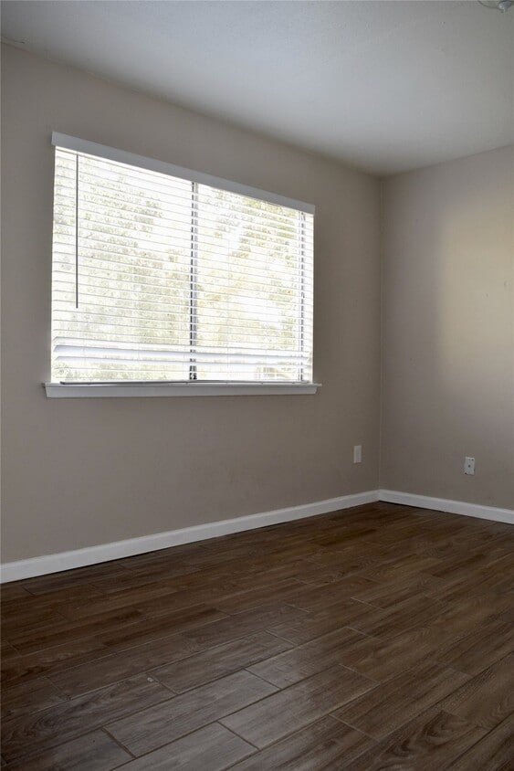 Building Photo - 5625 Antoine Dr