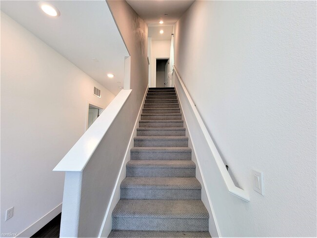 Foto del edificio - 4 br, 3.5 bath Townhome - 5834 Flash Lane
