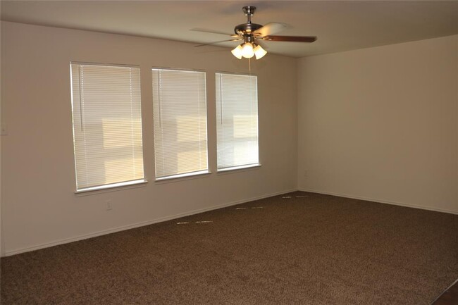Building Photo - 2318 Kingsway Dr