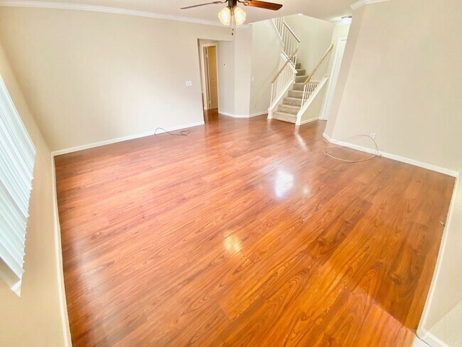 Foto del edificio - CUTE 2-STORY HOME 4 BEDROOMS/ 2.5 BATHROOM...