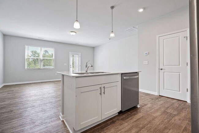 Foto del edificio - 3 Bedroom END unit Townhome in Clayton