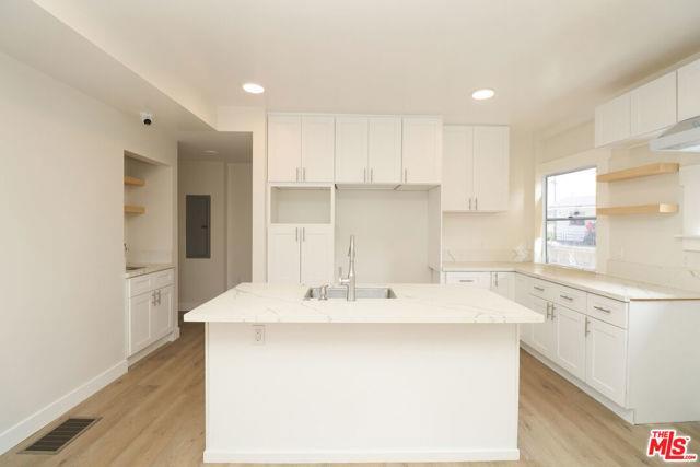 Foto principal - 2739 S Budlong Ave