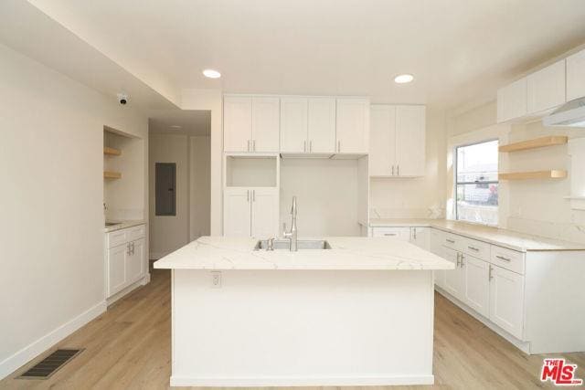 Primary Photo - 2739 S Budlong Ave