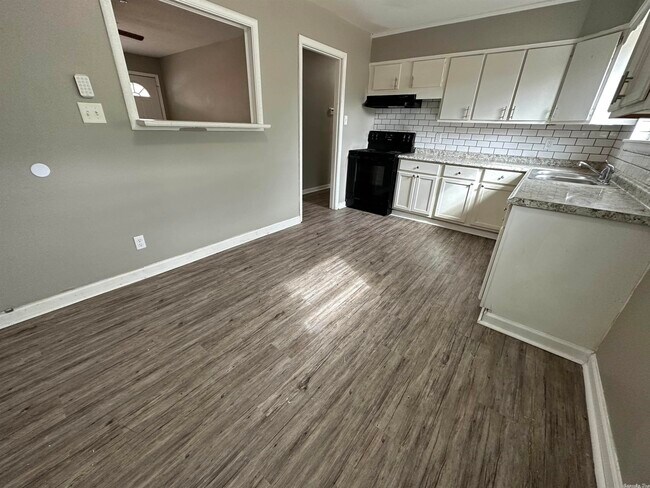 Building Photo - 6921 Redwood Dr