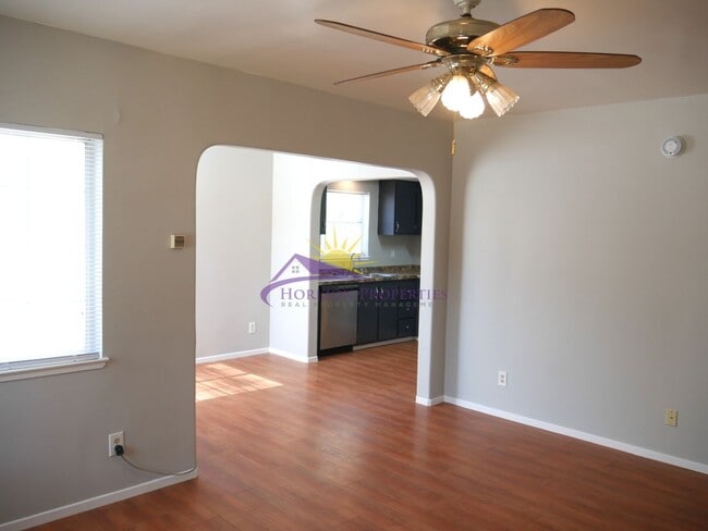 Building Photo - Remodeled 2 Bed 1 Bath 872 Sq. Ft. North S...