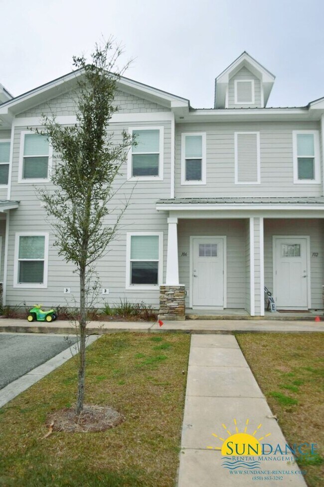 Building Photo - Stunning 3 bedroom town home with screened...