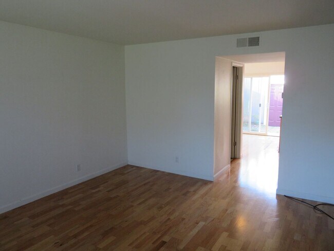 Building Photo - 3 bed 1.5 Bath in Harbor Oaks