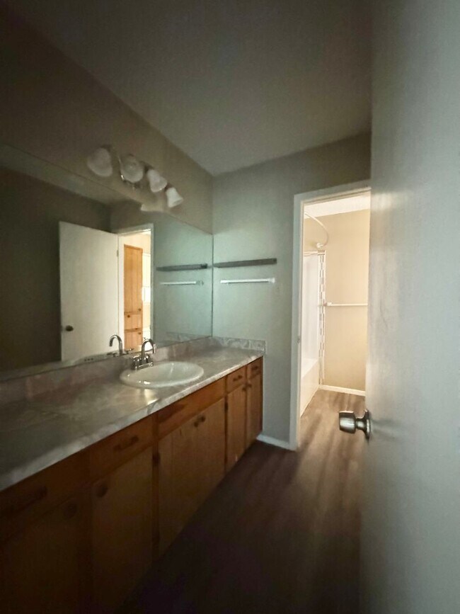 Building Photo - 3822 Sunset Dr